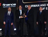 تكريم إبراهيم سرحان رئيس مجلس إدارة شركة إي فاينانس خلال احتفالية bt100