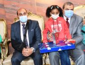 وزير القوى العاملة ومحافظ أسوان يوزعان هدايا وفوانيس رمضان على الأطفال