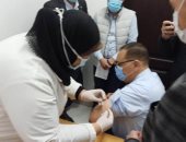 محافظ الشرقية يتلقى الجرعة الأولى من لقاح كورونا بمكتب صحة الزقازيق ثان.. صور