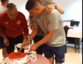 سعد سمير يوزع "تورتة" عيد ميلاده على نجوم الأهلى والجهاز الفني.. فيديو