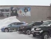 عاصفة ثلجية تفاجئ سكان مدينة روسية وتعطل حركة السيارات بالشوارع.. فيديو