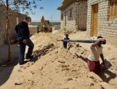 مد وتدعيم شبكة مياه الشرب لقرية الشغب ضمن مشروعات "حياة كريمة" بالأقصر