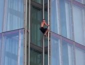 بريطانى يتسلق ناطحة سحاب بدون معدات حماية فى مغامرة مثيرة ببرشلونة.. فيديو وصور