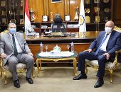 "حياة كريمة".. تسليم 4935 بوليصة تأمين للعمالة غير المنتظمة فى إطار المبادرة بقنا.. وزير القوى العاملة: الدولة توجه بتقديم الدعم لكافة فئات المجتمع.. والمحافظ: العامل المصرى يمثل العمود الفقرى للتنمية والبناء