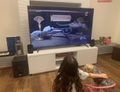 أطفال يشاركون بصورهم خلال متابعة حفل نقل المومياوات الملكية