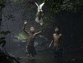 100 صورة عالمية.. "اصطياد البط" ما يأمله الصبية فى تايلاند