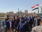 وزير النقل يشدد على الإجراءات الاحترازية داخل محطة المنيا وارتداء الكمامة.. فيديو