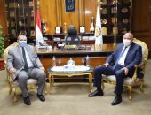 وزير القوى العاملة يسلم عددا من العقود لذوي الهمم بقنا ضمن مبادرة حياة كريمة