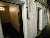 عرض مركز شرطة للبيع فى بريطانيا يحتوى على أبواب مكاتب وزنازين.. صور