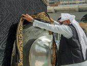 الأمير خالد الفيصل يسلم كسوة الكعبة المشرفة لكبير سدنة بيت الله الحرام