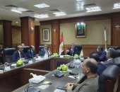 محافظ سوهاج يستعرض مشروعات "حياة كريمة": 7 مراكز تضم 181 قرية بـ2.1 مليار