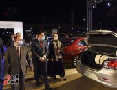 رئيس الوزراء يسلم سيارات بالدفعة الأولى للمستفيدين من مبادرة إحلال السيارات