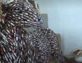 شاب نيجيري يصمم أشكال ومنحوتات فنية رائعة من شمعات اشعال المحركات.. فيديو