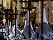 تقاليد غريبة للاحتفال بعيد الفصح حول العالم.. البيض والحلوى أهم مظاهر الاحتفال الأمريكية.. وكعكة الصليب بلندن.. رقصة الموت الأشهر بإسبانيا.. الأرجنتين تغرق الصليب.. سرقات مقدسة فى بوليفيا.. رمى الأوانى باليونان