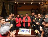 لاعبو أسوان يحتفلون بعيد ميلاد علاء عبد العال قبل مباراة إنبي