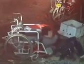 فيديو مؤثر لرجل من ذوى الاحتياجات يكافح لإفساح الطريق أمام سيارة إطفاء