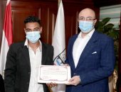 محافظ بنى سويف يُكرم شابا أنقذ 3 أفراد من أسرة واحدة من الغرق