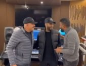 السقا ومحمد سامى فى استوديو تامر حسنى بكواليس تسجيل تتر"نسل الأغراب"..فيديو
