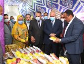 محافظ قنا يفتتح معرضين لـ"أهلا رمضان" ويدشن مبادرة "قوص الخضراء".. صور