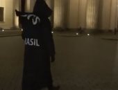 برازيلى يتجول بالشارع مرتديا زى صائد الأرواح احتجاجا على سياسات كورونا.. فيديو