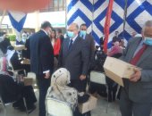 محافظ القاهرة يوزع سلعا غذائية على أسر بالدرب الأحمر وروضة السيدة