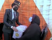 الداخلية توزع مستلزمات رمضان على المواطنين.. فيديو