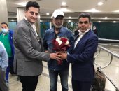 بيراميدز يستقبل بعثة الرجاء المغربى في مطار القاهرة بـ"الورد".. صور
