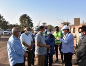 محافظ أسوان: تطوير مزلقان بهاريف بقرية أبو الريش بتكلفة مليوني جنيه