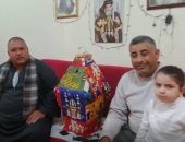 "فى مصر وبس".. ريمون يوزع ويعلق فوانيس رمضان فى الشوارع بالمنيا