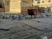 أهالى شارع مصر للطيران بأسوان يطالبون برفع القمامة.. والمحافظ يستجيب