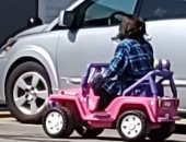 فيديو طريف.. امرأة أمريكية تذهب للسوبر ماركت بسيارة أطفال كهربائية