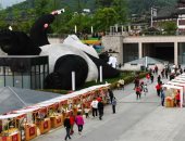 الدب بيتصور سيلفى.. تمثال باندا عملاقة فى جنوب الصين يبهر العالم..ألبوم صور