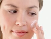ما هى أضرار الإفراط فى استخدام مرطبات الوجه؟.. نصائح لترطيب أفضل