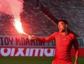 كوكا يحتفل بالشماريخ بعد تتويجه بلقب الدوري اليونانى مع أولمبياكوس "صور" 