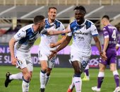 أتالانتا يستعيد المركز الرابع في الدوري الإيطالي بفوز مثير على فيورنتينا