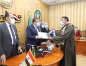 محافظ المنوفية يسلم 16 عقدا جديدا لمشروعات الرى الحديث.. صور