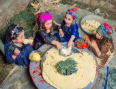 قارئ يشارك بصور لفتيات يقمن بجلسة تصوير لمهام المرأة الريفية