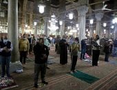 المصلون يؤدون التراويح بمسجد السيدة زينب فى ثانى ليالى رمضان