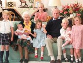 قصر باكنجهام ينشر صورا جديدة للأمير الراحل فيليب مع أفراد العائلة المالكة