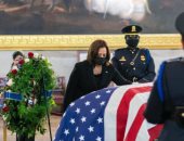 كامالا هاريس تودع ضابط مبنى الكابيتول: لقد كان بطلاً امريكياً "صورة"