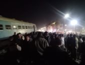 10 إصابات فى حادث خروج قطار القاهرة عن القضبان قرب محطة منيا القمح.. صور