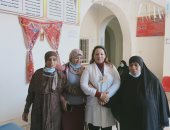 شاهد طبيبة مسيحية تعلق زينة وفانوس رمضان داخل عيادة التأمين الصحى ببنى سويف