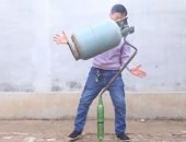رجل صيني يتحدى الجاذبية ويحقق توازن مذهل باستخدام أشياء غير معتادة.. صور وفيديو