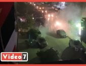 حريق بسيارة فى مدينة نصر والعشرات يحاولون السيطرة عليه.. فيديو