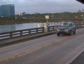 سائق يحطم حاجز مرورى ويقفز بسيارته فوق جسر متحرك لحظة فتحه فى فلوريدا.. فيديو