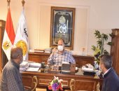 محافظ أسيوط يلتقى مسئولى الطرق ويكلف بالالتزام بالجداول الزمنية لمشروعات الرصف