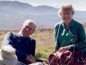 صورة عمرها 18 عاما تجمع الملكة إليزابيث والأمير فيليب على قمة اسكتلندية