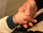 محمد حديد فى صورة مع "khai" ابنة جيجى.. ويعلق: "يدا بيد مع حفيدتى الجميلة"