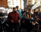 اشتباكات مع الشرطة خلال احتجاجات فى الأرجنتين ضد قيود كورونا.. صور