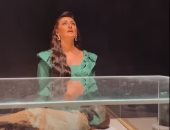 أميرة سليم تشدو بـ"أنشودة العظمة" أمام مومياء حتشبسوت فى متحف الحضارة